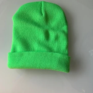 Helt NY lime-grön mössa - Helt nya mössor i mjuk finstickning. Köp en färg eller flera! Varva! Ha dubbla! Go crazy! Luften är fri.   1 för 30:- 2 för 50:-  Hämtas i Stockholm eller skickas mot porto.