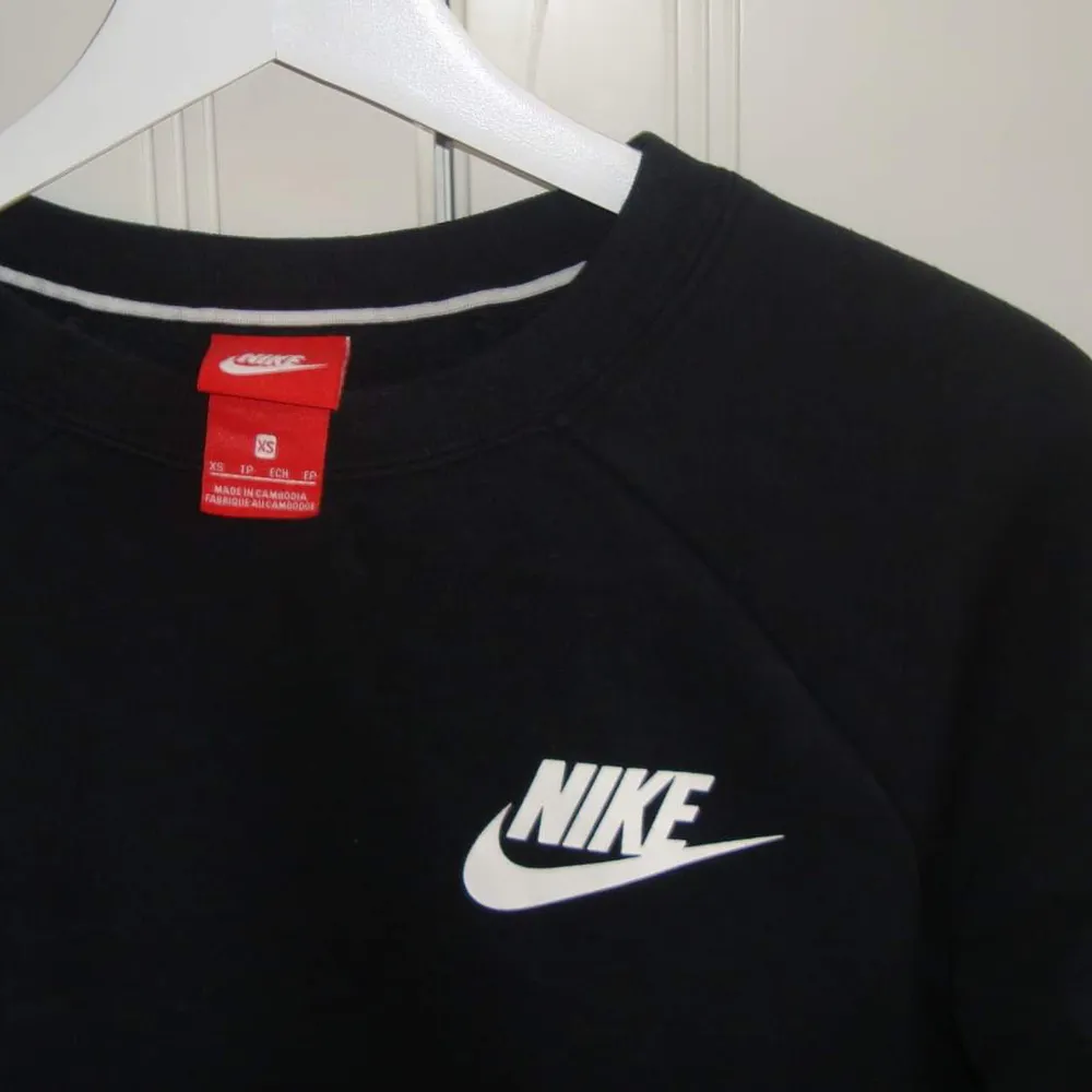 Svart sweatshirt från Nike, strl XS. Tröjor & Koftor.