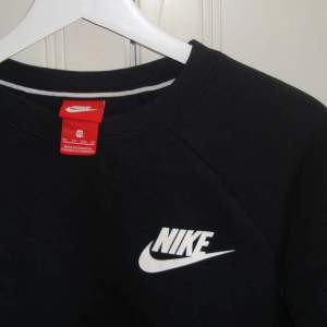 Svart sweatshirt från Nike, strl XS