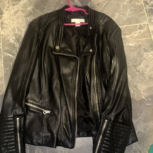 Skinnjacka - Trendig skinnjacka. Ej använd, passar inte mig🪸