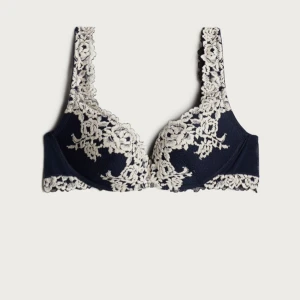 intimissimi bh - Säljer intimissimi bh i storleken 70C, inte alls mycket använd. Lite svårt att se på bilderna men den är mörkblå.Säljer för att den är för liten❤️ Skriv om ni undrar något!