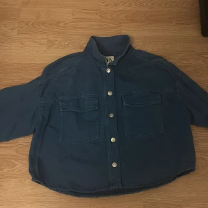 Jeans jacka  - Helt ny jeans jacka, har aldrig använt den, mörkblå, från Zara. 