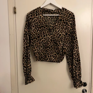 Leopard blus  - Superfin leopardfärgad blus från NA-KD. Använd ett par gånger, men är i bra skick. Storlek 36.