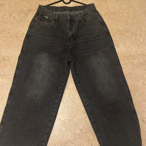 Gråa Jeans  - Gråa jeans med raka ben. Aldrig använts , helt i nyskick. Passar också dig som tar strl M. 