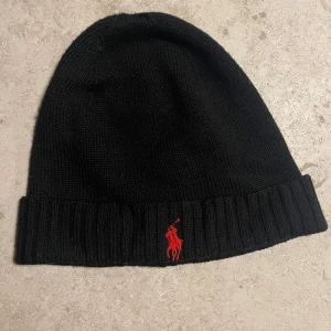 Ralph Lauren Mössa - Ralph Lauren mössa | Skick: 8/10 | Storlek: No Size | Nypris: Ca 700kr | Pris: 299kr | Pris kan diskuteras | Hör av er vid mer frågor | Mvh Leon