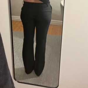 Kostymbyxor  - Säljer mina lågmidjade/midwaist kostymbyxor från bikbok i modellen ”Vera”🩷De är i storlek 40 men skulle uppskatta liten i storlek då de passar mig som har S-M🩷 Nypris: 499kr