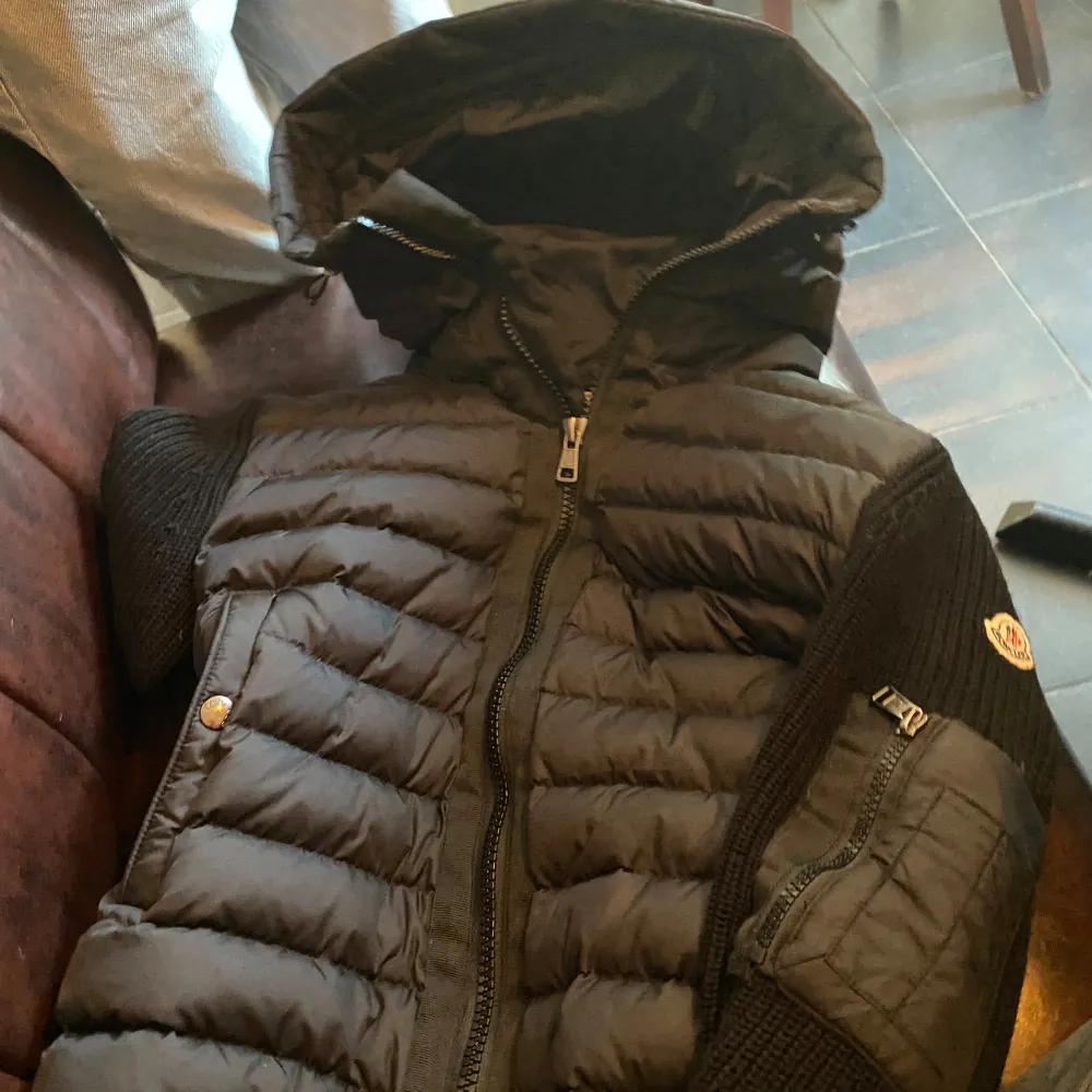 Tjena, säljer denna feta moncler cardigan i storlek 1 (S), har haft den i snart 1 år och är i väldigt bra skick fortfarande. Vill ba få den såld. Det är bara höra av sig vid minsta fråga. 2599kr, org pris runt 11 000kr. Priset är inte hugget i sten!. Jackor.