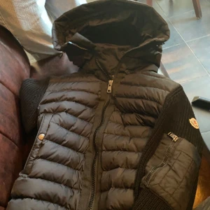 Moncler cardigan  - Tjena, säljer denna feta moncler cardigan i storlek 1 (S), har haft den i snart 1 år och är i väldigt bra skick fortfarande. Vill ba få den såld. Det är bara höra av sig vid minsta fråga. 2300 , org pris runt 11 000kr. Priset är inte hugget i sten!