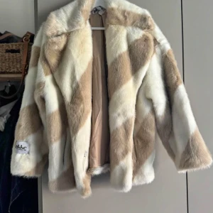 Pälsjacka faux fur  - Så snygg fejk päls från Jakke. Vit och beige. Går att stänga med en liten hake. Strl 36-36 Som ny. 