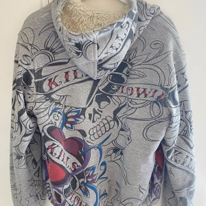 ed hardy hoodie - snygg ed hardy hoodie som tyvärr inte kommit till användning💕 den har inga defekter förutom att den inte har en dragkedja, men det går att fixa! vid ena axeln är det även ett hål som förra ägaren sytt igen lite dåligt 🙃kommer fixas innan den skickas!