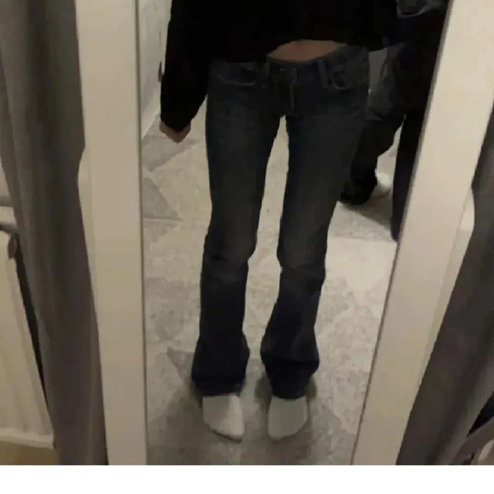 Jätte snygga crocker jeans jag köpte här på plick men dom var tyvärr försmå. Jätte fint skick i storlek 24/34. kan skicka mått och fler bilder. Inte mina bilder. funkar på långa tjejer.. Jeans & Byxor.