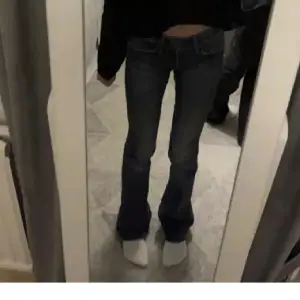 Jätte snygga crocker jeans jag köpte här på plick men dom var tyvärr försmå. Jätte fint skick i storlek 24/34. kan skicka mått och fler bilder. Inte mina bilder. funkar på långa tjejer.