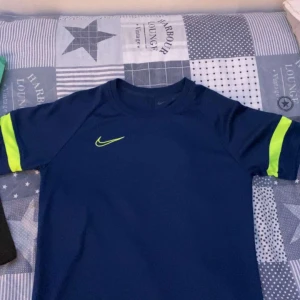 Nike tränings t shirt  - I nyskick, inga konstigheter i storlek s/170