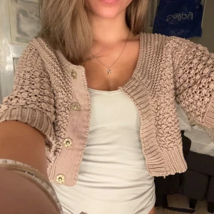 Bolero - Jätte söt ljusrosa bolero som inte används längre. Den har tappat en av knapparna, men om man vill ha den knäppt gör de inget då dom andra knapparna fortfarande håller ihop den💞