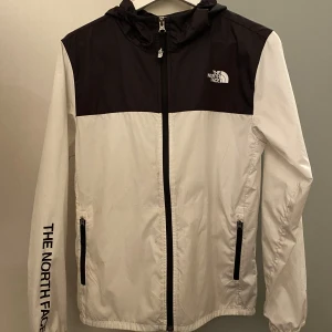 The Nort Face - windbraker - En riktigt snygg windbraker jacka av The North Face, den är i gott skick men lite smutsig. Sen är den en lapp på insidan av ryggen. Men annars är skicket bara bra. Nypris ca 750, mitt pris 230 men är inte hugget i sten👍