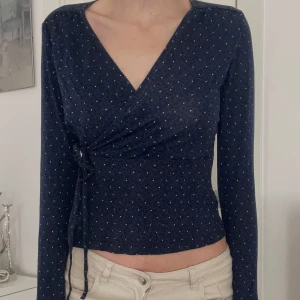 Omlott topp - mörkblå blommig söt långärmad topp - Jättesöt långärmad omlott topp - jättebra skick. Älskar denna men den kommer tyvärr inte till användning. Jag har storlek S/XS