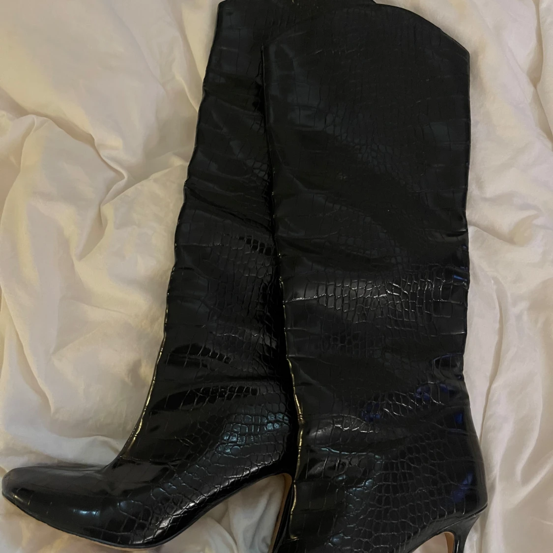 Högklackade svarta boots