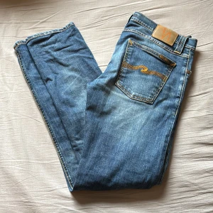 Nudie Jeans - Säljer dessa feta nudie jeans i storlek   W|31 L|32, modellen heter ”Tube Tom”. Mycket bra skick, inga defekter! 🤩 Pris kan diskuteras vid snabb affär!