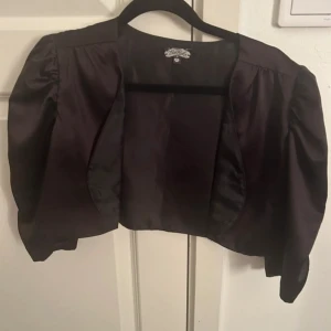 Bolero - Söt bolero i storlek xs, säljer för den inte kommer till användning💞