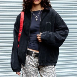 Urban Outfitters BDG Manchesterjacka - Säljer denna oversized manchesterjacka från märket ”BDG Jeans” i mycket bra skick.  Storlek XS men skulle säga att de passar de allra flesta. Nypris ca 1000kr. Riktigt varm och perfekt för hösten. Hör av dig vid funderingar!