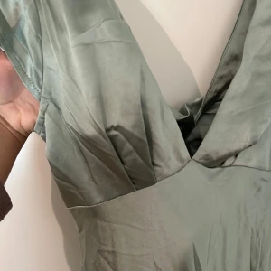 Satin grön klänning - Nu satin ljus grön klänning, med pris lapp på i storlek S/M. 