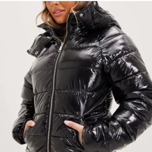 Nelly jacka - Säljer en slutsåld jacka från nelly i xs. Jackan är använd en gång, helt i nyskick. Nypris 800kr, säljs för 600kr pga att den är i nyskick o väldigt populär. Väldigt många bud / intresserade, köp direkt för 800kr, skriv privat för mer bilder o info.💕