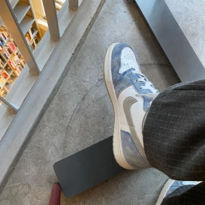 Ljusblå Nike Jordans - Trendiga och moderna Nike Jordans i ljusblått med gråa och vita detaljer. Storlek 38 dam. Haft i ca 2,5 år, sparsamt använda och inga synliga defekter. Priset går ej att förhandla. 