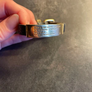 Marc by Marc Jacobs armband  - Fint och tidlöst Marc Jacobs armband i svart läder. Använt men men i bra skick!✨✨✨