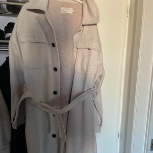 Trenchcoat  - Trenchcoat från Nelly använt par gånger och nu står den och skräpar 