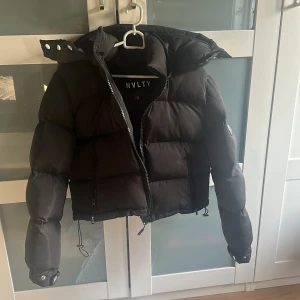 Vinterjacka från NVLTY - Varm och skönt vinterjacka. Använd 1 gång 