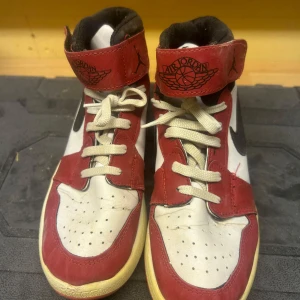 Jordans  - Supersnygga jordans som har används innan men inga skador men måste tillägga att dom är fejk 