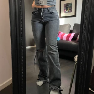 Jeans - Mörkgrå/svarta jeans som tyvärr är för långa för mig (är 165) använda fåtal gånger. Storlek 38 men skulle säga att de mer är som en 36.