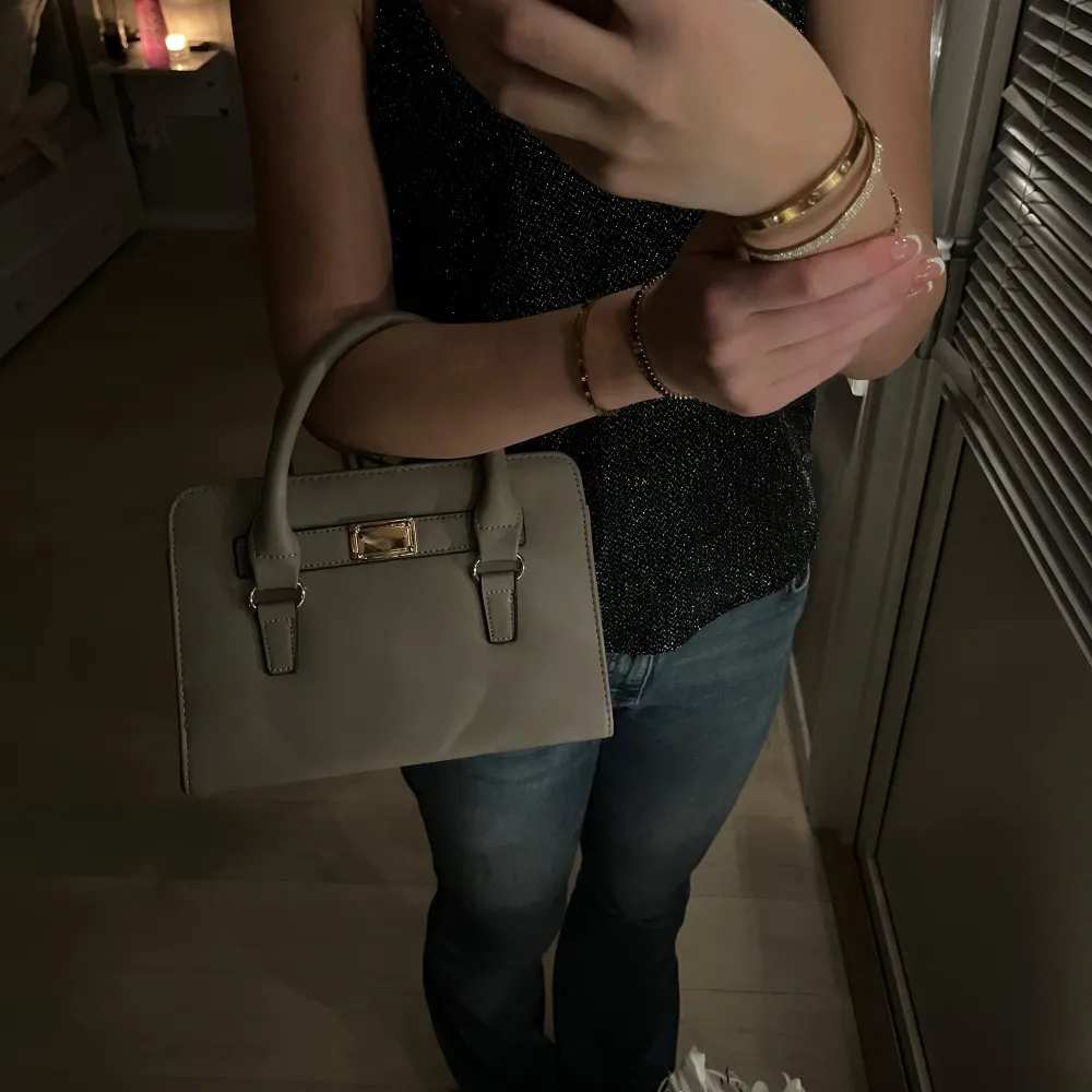 Säljer nu min fina handväska som aldrig använts. Köptes förra vintern för 499kr och är helt slutsåld. Den är lätt och smidig att ta med överallt, passar perfekt till utekvällar. Extra band finns med✨ Pris kan diskuteras🩷. Laukut & Käsilaukut.