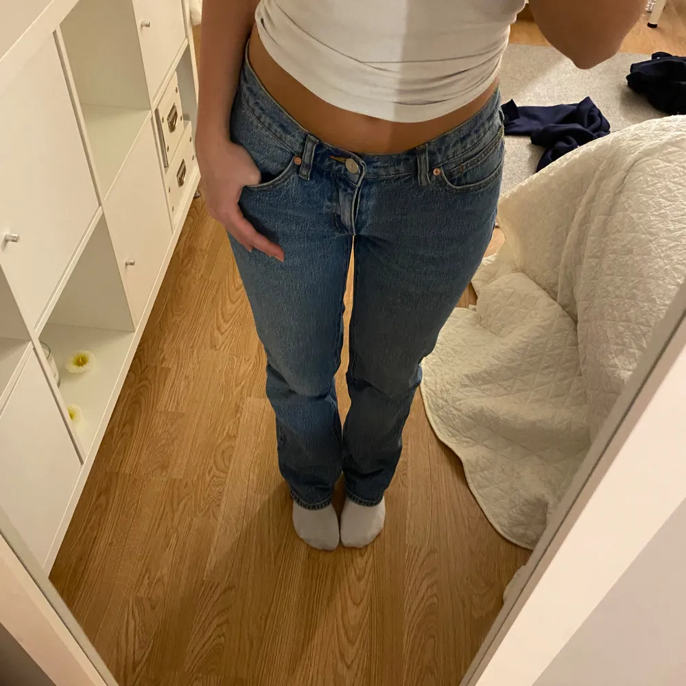 Populära low straight Abrand jeans i storleken 24/AU6. Sparsamt använda, inga defekter💕innerbenslängd: 77cm och midjemått: 35cm. Jeans & Byxor.