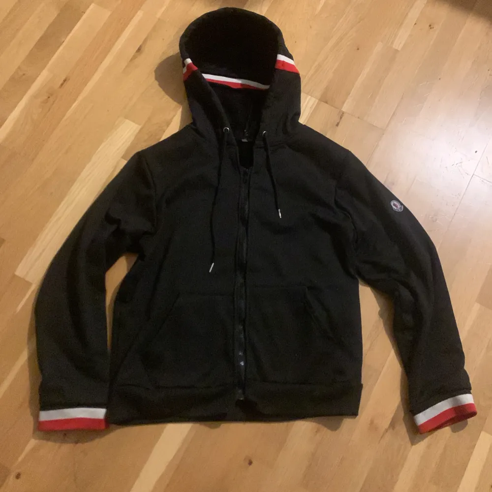 Moncler kofta storlek small. Tröjor & Koftor.