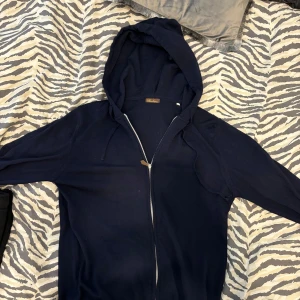 Stenström zip hoodie - Stenström zip hoodie navy i storlek m  