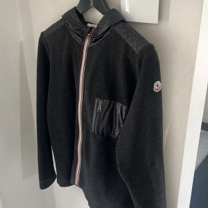 Moncler Cardigan - Säljer nu min moncler cardigan som inte kommer t användning. Storlek s/xs passar runt 165-175 Skick 8/10, enda defekten är lite fläckar på tagen. 