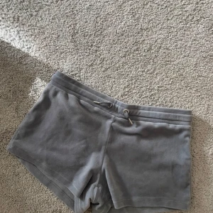 Mjukis shorts  - Hej! Säljer mina oanvända mjukis-shorts i velour från ginatricot. Kom privat för mer frågor eller bilder 🫶🏻