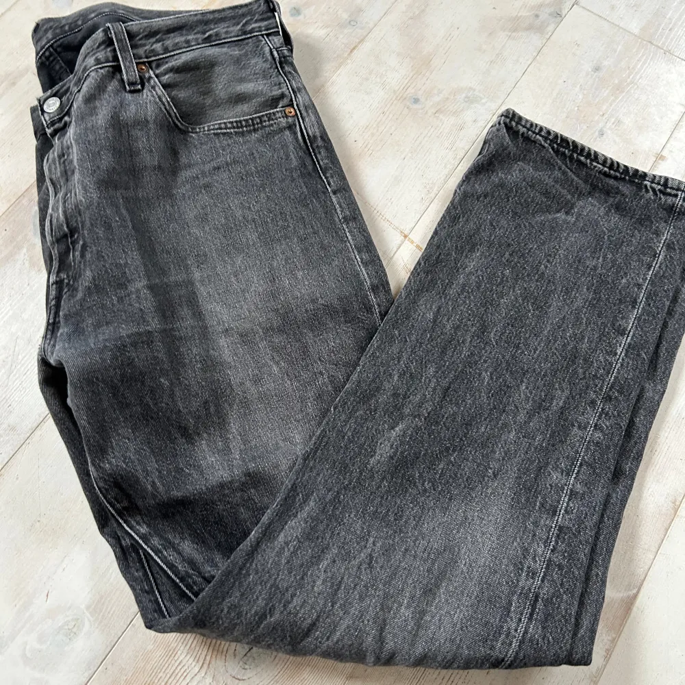 Svarta Levis 501 i bra skick, finns lite slitningar längst ner. Hör av er vid frågor/eller mer bilder.😀. Jeans & Byxor.