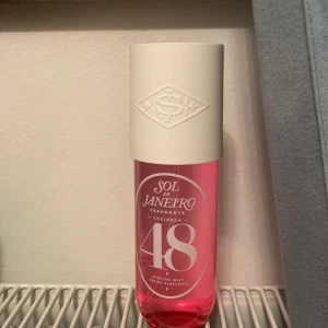 Sol de Janeiro 48💞💞 - Testat en gång annars helt bra skick. Det är en ganska ny body mist som kom ut för inte så länge sedan. 🩷Den är från sol de pris är 370kr men kanske kan sänka priset om vi kommer överens. Storlek 240ml, lukt 48🌸💓