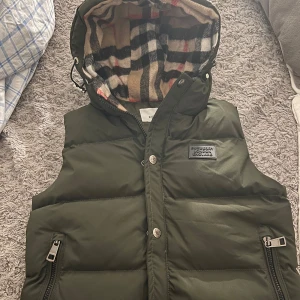 Burberry väst  - Säljer min burberry väst som ej kommit till användning :( passar en xs<3 unisex Köpt på mytheresa