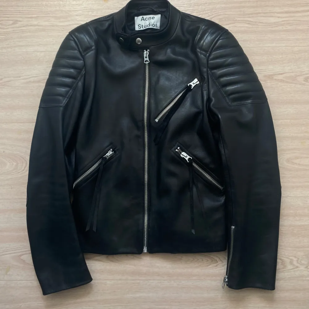 Beautiful leather jacket from Acne Studios. Smooth leather and nice cropped fit. Excellent condition. Tagged size S, fits S-M.. Jackor.