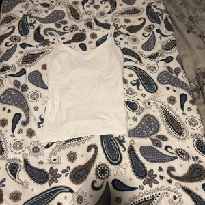 Vitt linne - Ett vanligt linne. Säljer pga att jag inte använder den för att ena bandet är längre men borde gå att laga.