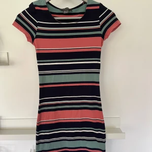 Randig klänning - Storlek 34/xs. Fint skick. Randig tajt klänning 