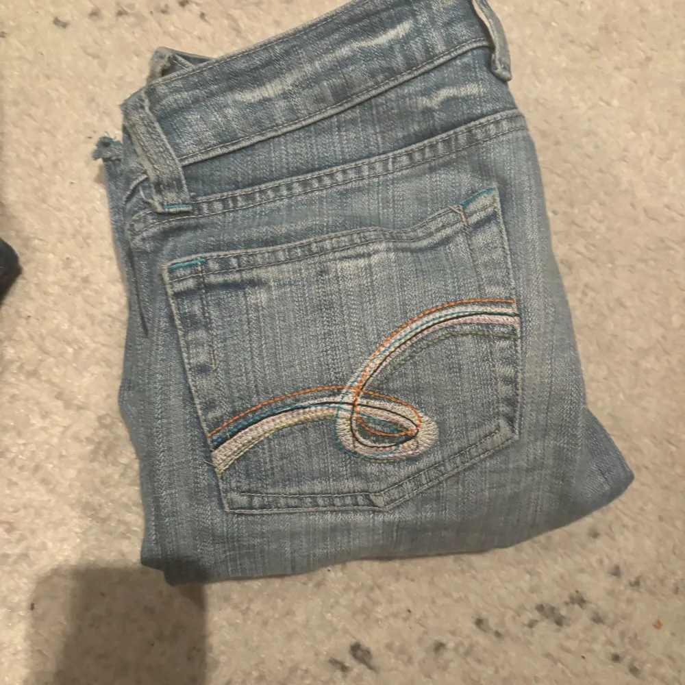 Säljer dessa lågmidjade ljusblåa jeans, är 158 och passar perfekt i längden, står inget märke eller storlek i jeansen men skulle säga att de passar en som har s/27/36 i jeans. Jeans & Byxor.