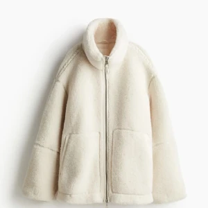 H&M Teddy jacka  - Säljer då den inte kommer till användning, använd fåtalet gånger💕😊 Säljer endast vid bra bud, pris går att diskutera⭐️