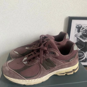 NEW BALANCE SNEAKERS 2002R - Säljer ett par goa skor till bättre behövande, använda sporadiskt under sommaren.  