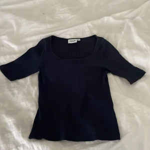 Marinblå tröja - Jag köpte denna för mindre en ett år sen#marinblå#kappahl