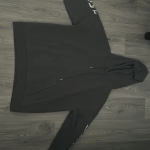 Hoddie - Den här hoodien är i helt nytt skick, men den är dock stor för att vara storlek S.