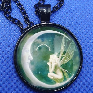 Halsband Cabochon 🧚‍♂️ Älva på månen 🧚‍♂️ - Kedja med Cabochon Älva/Ängel sitter på månen, Cabochonen är 3,8 cm. ✨️Titta igenom alla mina upplagda & köp fler saker i Bundle för att spara på frakten & få allt du köpt i ett & samma paket✨️ För att köpa med Bundle så får du först trycka i "Köp med bundle" sedan väljer du ut allt du vill köpa för att få allt på samma frakt = Billigare 👌 Om du däremot köper fler varor i olika köp blir det egen frakt för varje köp. Önskar du swisha mej, meddela mej vad du vill köpa så ordnar vi det 👌